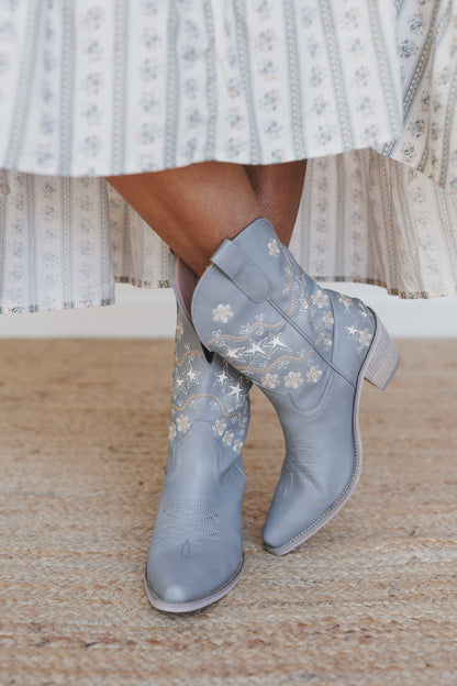 Cassy Embroidered Boots - Gray
